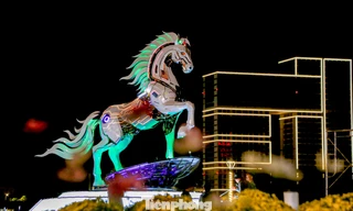 Đà Nẵng thắp sáng, linh vật ngựa 4.0 lộ 'mạch điện', khoe đèn LED