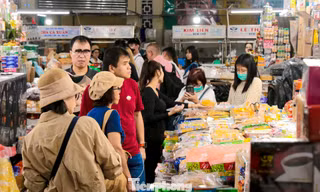 Du khách tấp nập đi chợ Hàn mùng 5 Tết