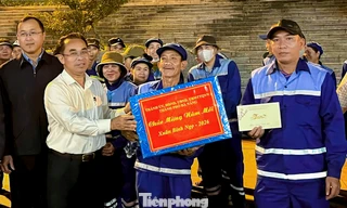 Lãnh đạo TP. Đà Nẵng thăm, động viên công nhân môi trường trước đêm giao thừa