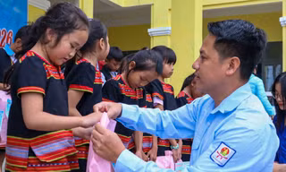 Mang Tết yêu thương đến thiếu nhi vùng núi Đà Nẵng