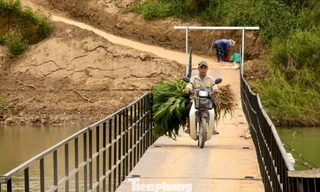 Qua cầu tạm chênh vênh, người dân Đà Nẵng mong mỏi chờ cầu mới