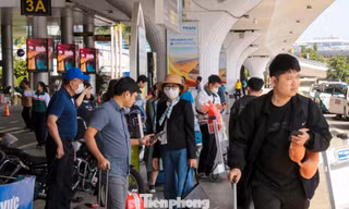 Sau Tết, người dân và du khách tấp nập trở lại Đà Nẵng