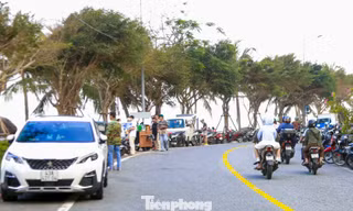 Đà Nẵng ra quân dẹp hàng rong 'bủa vây' đường lên Sơn Trà