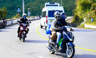 Dòng người lỉnh kỉnh hành lý vượt đèo Hải Vân về quê đón Tết