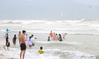 Đổ xô tắm biển Đà Nẵng dù sóng to gió lớn 