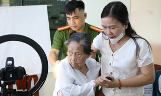 Háo hức 'quê cũ tên mới': Cụ bà 87 tuổi đi làm căn cước từ sáng sớm