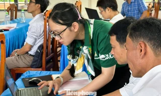 Chiến sĩ Mùa hè xanh 'cõng' lớp học số lên xã Lìa