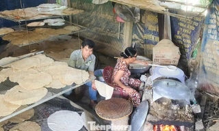 Đặc sản vào vụ Tết, làng nghề 'đỏ lửa' suốt ngày đêm