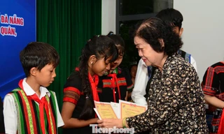 Hơn 1 tỷ đồng tiếp sức học sinh khó khăn miền Trung