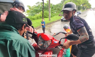 Những chuyến xe trung chuyển nghĩa tình giữa vùng nước ngập