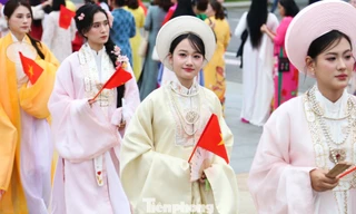 Diễu hành áo dài bên bờ sông Hàn