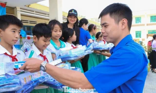 Báo Tiền Phong và Quỹ Vì Tầm Vóc Việt tiếp sức đồng bào vùng lũ Đà Nẵng