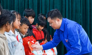 ‘Áo xanh’ vượt hơn 100 km mang Xuân sẻ chia đến vùng núi Đà Nẵng