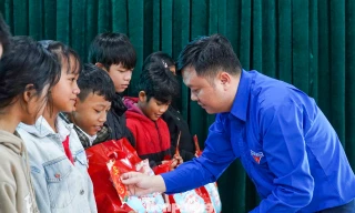 ‘Áo xanh’ vượt hơn 100 km mang Xuân sẻ chia đến vùng núi Đà Nẵng