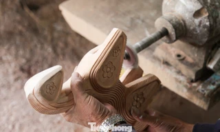 Thợ mộc ngày đêm 'thổi hồn' linh vật ngựa từ gỗ nhặt được sau lũ