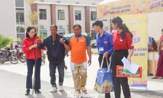 'Cõng' Xuân yêu thương đến với đồng bào Cơ Tu ở vùng núi Đà Nẵng