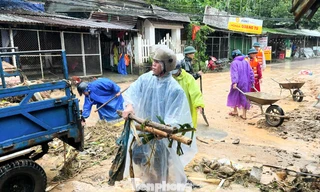 'Áo xanh' Đà Nẵng lội bùn, đội mưa giúp người dân trong mưa ngập