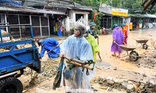 'Áo xanh' Đà Nẵng lội bùn, đội mưa giúp người dân trong mưa ngập