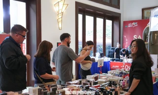 Đà Nẵng: Khách Tây cũng 'săn sale' hàng hiệu 