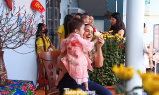 Bạn trẻ quốc tế và Đà Nẵng mang Tết sớm đến với các em nhỏ mồ côi