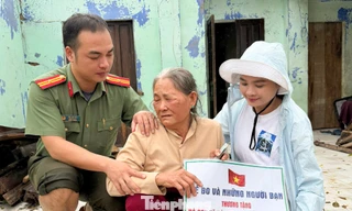Tuổi trẻ công an Đà Nẵng tiếp sức bà con vùng lũ Đắk Lắk, Đà Nẵng dựng lại nhà cửa