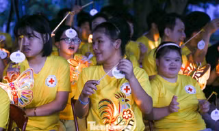 Rộn ràng Trung thu sớm cho những 'vầng trăng khuyết'