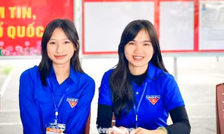 Cử tri 'áo xanh' vừa tình nguyện hỗ trợ bầu cử, vừa bỏ phiếu lần đầu