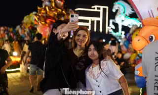 Du khách háo hức chờ đón giao thừa tại Đà Nẵng