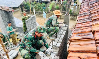 Lính tăng thiết giáp 'Vượt nắng, thắng mưa’ dựng lại nhà cho người dân vùng lũ