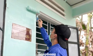 'Áo xanh' sơn sửa nhà giúp các hộ khó khăn đón Tết
