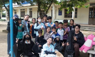 Bạn trẻ cõng 'Nắng ấm cho em' lên xã miền núi Trà Ka