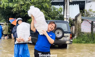 Ấm lòng những bếp cơm thanh niên giữa mưa lũ
