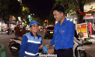 Món quà bất ngờ gửi tới công nhân môi trường đêm Giao thừa