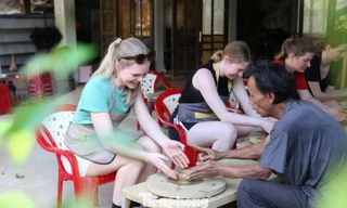 Khách Tây 'vào vai' nghệ nhân làm gốm 