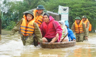 Tuổi trẻ Công an Đà Nẵng 'cõng' 10 nghìn túi an sinh tiếp sức các 'rốn lũ' 
