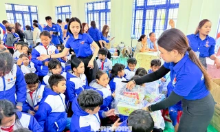 Mang đông ấm đến người dân, trẻ em vùng núi Đà Nẵng