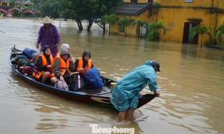 Khẩn cấp sơ tán du khách rời Hội An