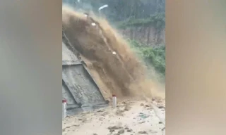 CLIP: Nước và đất đá đổ xối xả xuống đường đèo An Khê