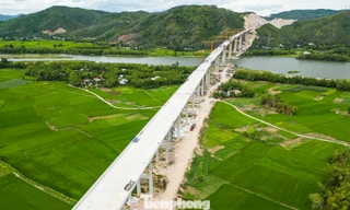 Cận cảnh cây cầu dài nhất cao tốc Bắc - Nam phía đông vừa hợp long