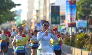 Những ‘bóng hồng’ trên đường chạy Tiền Phong Marathon 2026