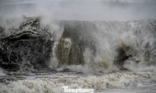 Sóng biển Quy Nhơn dâng cao dữ dội, bầu trời đen kịt trước khi bão số 13 đổ bộ