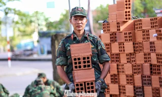 Hàng trăm bộ đội xây nhà cho người dân vùng lũ