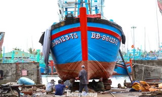 'Tân trang' những con tàu trước mùa biển mới