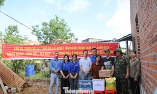 Chồng mất hơn 10 năm, nhà vừa bị bão quật đổ, hai mẹ con vất vả tái thiết