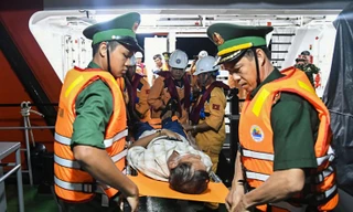 Cứu sống một ngư dân bị viêm ruột thừa đau dữ dội trên biển