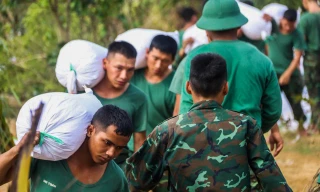 Hơn 100 bộ đội khẩn cấp gia cố đê vỡ ở Gia Lai sau lũ lịch sử