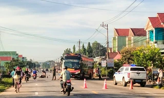 Ô tô khách va chạm liên hoàn, 2 vợ chồng đi xe máy tử vong