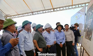 Thủ tướng kiểm tra dự án đường băng sân bay Phù Cát