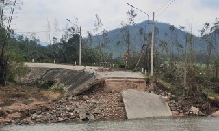 Gia Lai: Hơn 30m cầu bị sập trong bão 13, người dân phải đi đường vòng xa