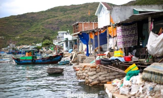Nơm nớp cuộc sống người dân làng chài bên mép sóng